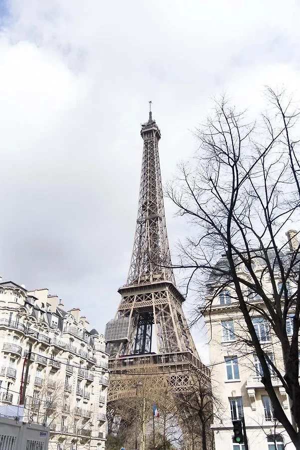 Veeve - Steps From The Eiffel Tower Apartment